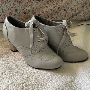 Anthro Lace-Up wingtips Oxford Heels in Light Gray with Ribbon Laces